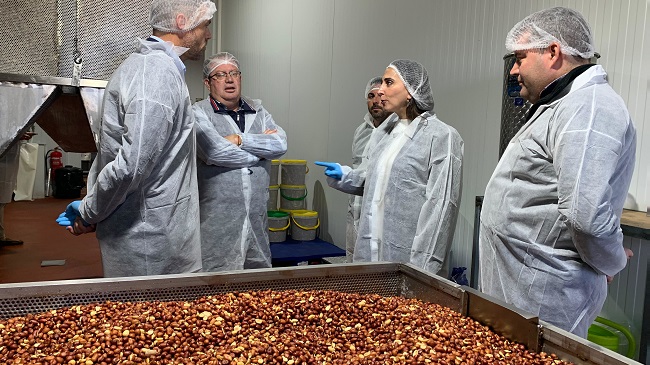 La consejera Sara Rubira, durante su visita a la empresa Aperitivos Los&aacute;n