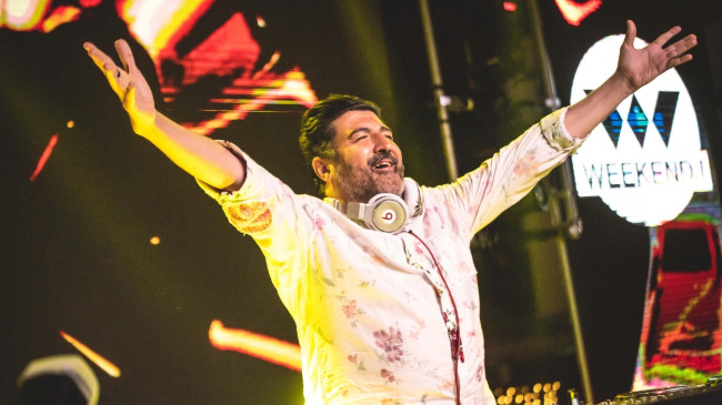 Tony Aguilar actuando en un festival