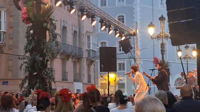 Imagen del concierto de Juanlu Montoya en la Plaza del Ayuntamiento de Cartagena