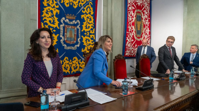 Imagen del pleno municipal con Jes&uacute;s Ortu&ntilde;o, a la derecha