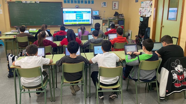 Alumnos del colegio Campoamor de Alcantarilla con los nuevos port&aacute;tiles