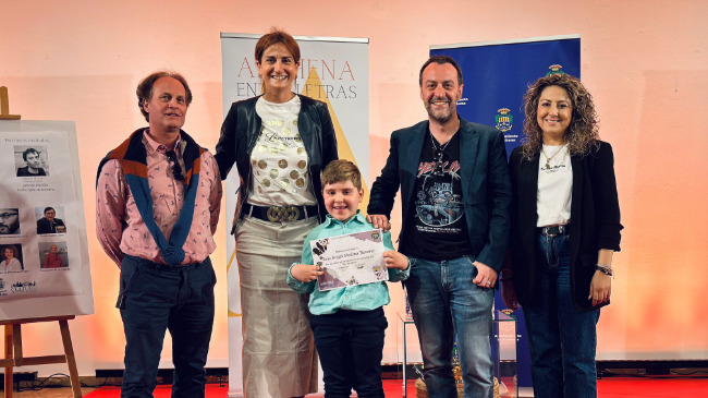 'Carmen Mola' a la derecha, junto con la alcadesa de Archena, Patricia Fern&aacute;ndez (izquierda)