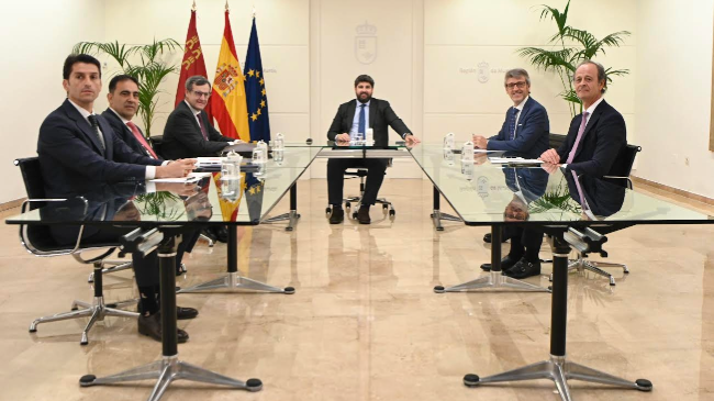 El presidente de la Regi&oacute;n de Murcia, Fernando L&oacute;pez Miras, se re&uacute;ne con el fundador y CEO de la consultora tecnol&oacute;gica Stratesys, Ram&oacute;n Montan&eacute;.