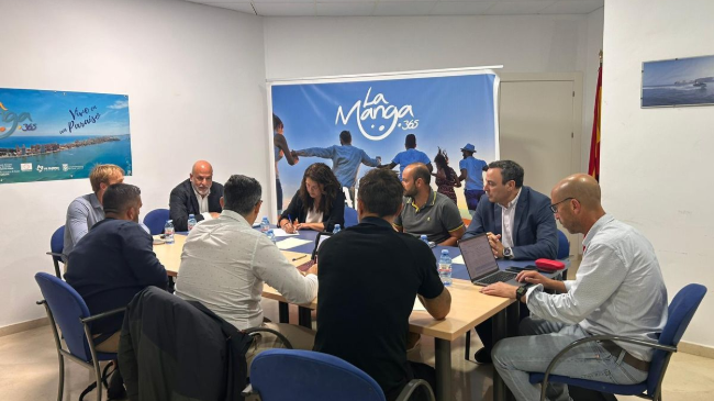 Gonzalo López Pretel reunido con empresarios de La Manga. Gonzalo López Pretel reunido con empresarios de La Manga.