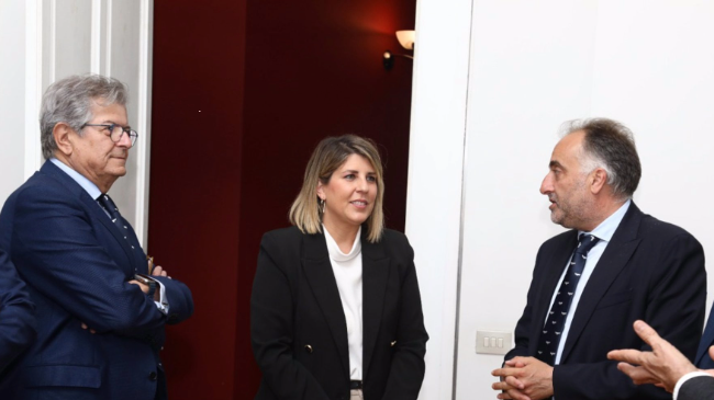 La alcaldesa con el presidente de REAF y al Decano del Colegio de Economistas de la Regi&oacute;n de Murcia.
