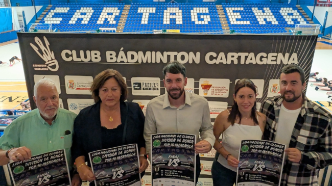 El concejal de Deportes, Jos&eacute; Mart&iacute;nez (C), con el Club B&aacute;dminton Cartagena.