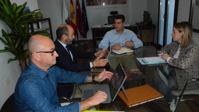 El director del Instituto de Fomento (Info), Joaquín Gómez, y el acalde de Blanca, Pablo Cano, mantienen una reunión. El director del Instituto de Fomento (Info), Joaquín Gómez, y el acalde de Blanca, Pablo Cano, mantienen una reunión.