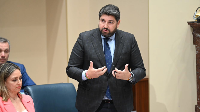 Presidente López Miras ante la Asamblea Regional en la que anuncia que se reunirá con el comisario europeo de Agricultura para frenar el recorte del trasvase Tajo-Segura. Presidente López Miras ante la Asamblea Regional en la que anuncia que se reunirá con el comisario europeo de Agricultura para frenar el recorte del trasvase Tajo-Segura.