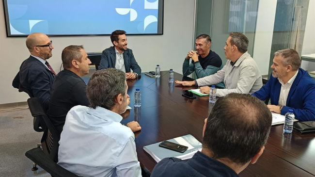 El secretario general de la Consejer&iacute;a de Fomento, Jos&eacute; Francisco Lajara, y el director general de Movilidad y Transporte, Jos&eacute; Antonio Verd&uacute;, durante una reuni&oacute;n con representantes del sector del Taxi de Murcia y Cartag