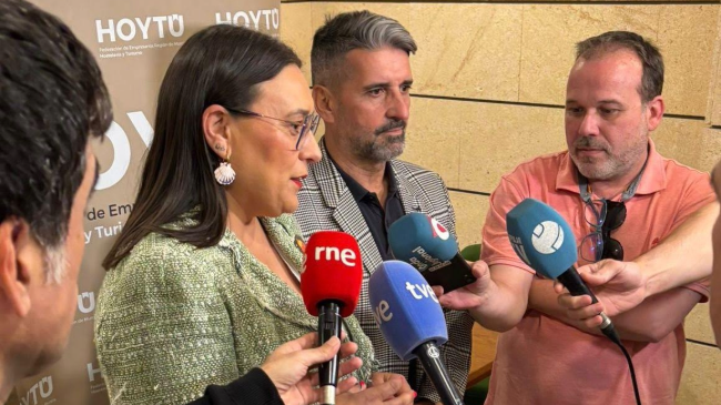 La directora general de Competitividad y Calidad Turísticas y el presidente de 'HoyTú' explicaron el objetivo de la subvención. La directora general de Competitividad y Calidad Turísticas y el presidente de 'HoyTú' explicaron el objetivo de la subvención.