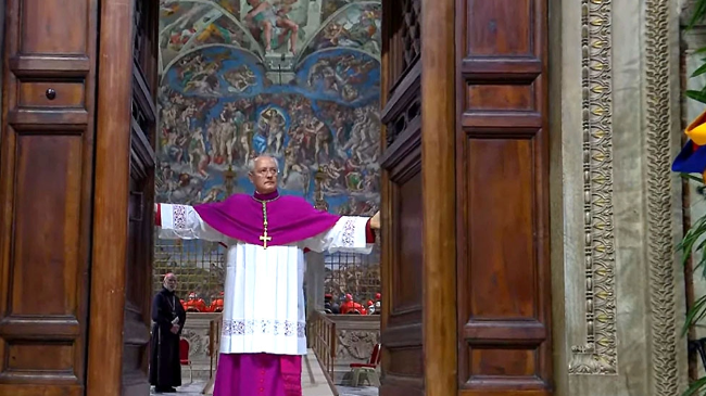 Mons. Ravelli pronuncia la famosa expresión “Extra omnes” (Todos fuera). Mons. Ravelli pronuncia la famosa expresión “Extra omnes” (Todos fuera).