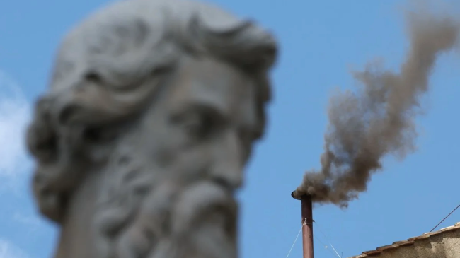 La chimenea de la Capilla Sixtina emana, por segunda vez, humo negro (EFE). La chimenea de la Capilla Sixtina emana, por segunda vez, humo negro (EFE).