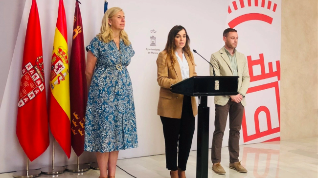 La vicealcaldesa y portavoz del equipo de Gobierno del Ayuntamiento de Murcia, Rebeca Pérez, acompañada de los ediles Mercedes Bernabé y Miguel Ángel Noguera. La vicealcaldesa y portavoz del equipo de Gobierno del Ayuntamiento de Murcia, Rebeca Pérez, acompañada de los ediles Mercedes Bernabé y Miguel Ángel Noguera.