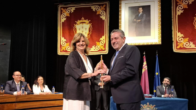 Paqui Terol recibe el bastón de mando de la Alcaldía de Alcantarilla de manos de su antecesor, Joaquín Buendía. Paqui Terol recibe el bastón de mando de la Alcaldía de Alcantarilla de manos de su antecesor, Joaquín Buendía.