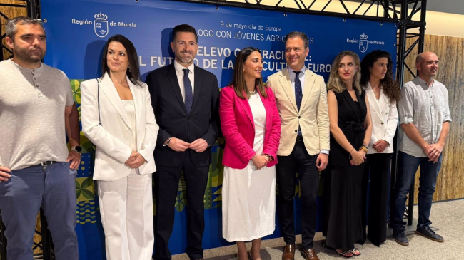 Los consejeros Marcos Ortuño y Sara Rubira, acompañados por los directores generales Adrián Zittelli y Ana García, y los ponentes de la jornada, antes del inicio del acto. Los consejeros Marcos Ortuño y Sara Rubira, acompañados por los directores generales Adrián Zittelli y Ana García, y los ponentes de la jornada, antes del inicio del acto.
