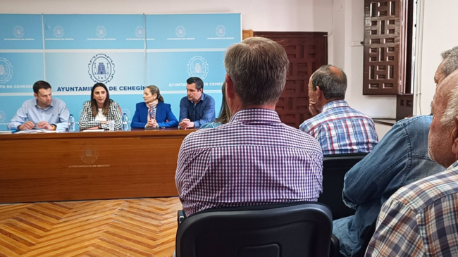 La consejera Sara Rubira junto a la alcaldesa de Cehegín en la reunión con representantes de comunidades de regantes y heredamientos del municipio - CARM La consejera Sara Rubira junto a la alcaldesa de Cehegín en la reunión con representantes de comunidades de regantes y heredamientos del municipio - CARM