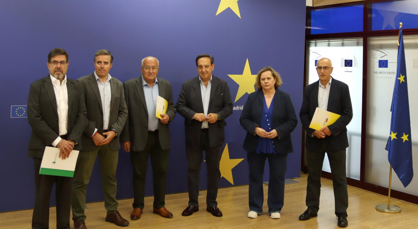 El presidente de Asaja, Pedro Barato; el secretario general de COAG, Miguel Padilla, y el secretario general de UPA, Cristobal Cano, mantienen una reuni&oacute;n con el director de la Representaci&oacute;n de la Comisi&oacute;n Europea en Espa&ntilde;a, L