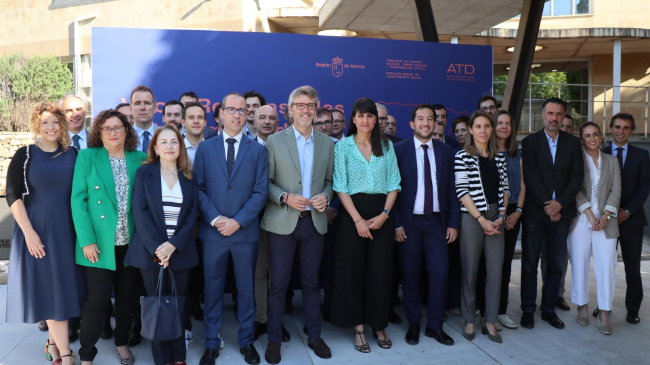 Foto de familia de los participantes en el V Foro de Responsables Autonómicos en Digitalización. Foto de familia de los participantes en el V Foro de Responsables Autonómicos en Digitalización.
