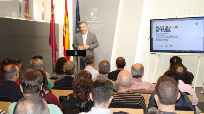 El consejero de Medio Ambiente, Universidades, Investigaci&oacute;n y Mar Menor, Juan Mar&iacute;a V&aacute;zquez, durante la inauguraci&oacute;n de la jornada de &lsquo;Espacios y Especies&rsquo;, sobre el Plan de Gesti&oacute;n Integral de las sierras d