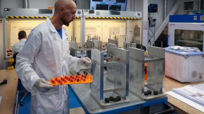 SAES entrega el primer sónar de la fragata F-110. SAES entrega el primer sónar de la fragata F-110.