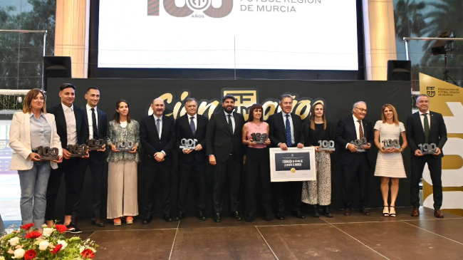 L&oacute;pez Miras destaca los &ldquo;cien a&ntilde;os de &eacute;xito&rdquo; de la Federaci&oacute;n de F&uacute;tbol de la Regi&oacute;n de Murcia.
