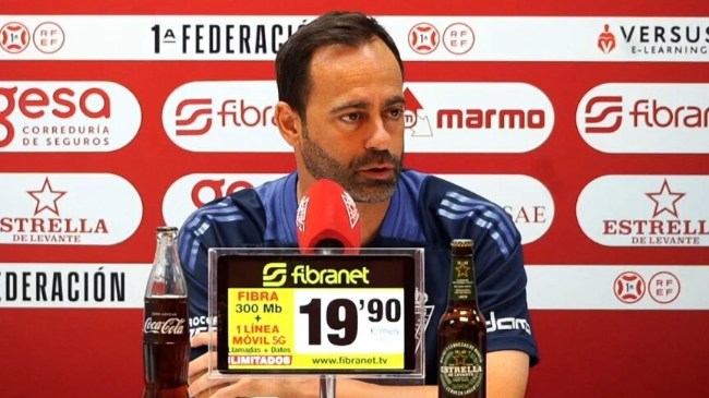 Fran Fernández, técnico del Real Murcia, en la rueda de prensa previa al duelo con el Nástic. Fran Fernández, técnico del Real Murcia, en la rueda de prensa previa al duelo con el Nástic.