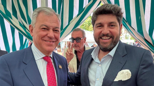 El alcalde de Sevilla, Jos&eacute; Luis Sanz, y Fernando L&oacute;pez Miras, con el periodista Carlos Herrera al fondo (@jlsanzalcalde).