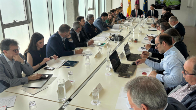 El consejero de Medio Ambiente, Universidades, Investigación y Mar Menor, Juan María Vázquez, junto con el alcalde de Blanca, Ángel Pablo Cano, durante la reunión del grupo de trabajo 'Más Sostenible'. El consejero de Medio Ambiente, Universidades, Investigación y Mar Menor, Juan María Vázquez, junto con el alcalde de Blanca, Ángel Pablo Cano, durante la reunión del grupo de trabajo 'Más Sostenible'.