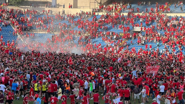 La afici&oacute;n murcianista celebra sobre el c&eacute;sped del Rico P&eacute;rez el ascenso a Primera RFEF.