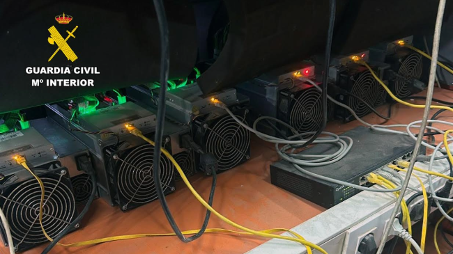 La Guardia Civil desmantela una ‘granja’ para minado de criptomonedas en Totana. La Guardia Civil desmantela una ‘granja’ para minado de criptomonedas en Totana.