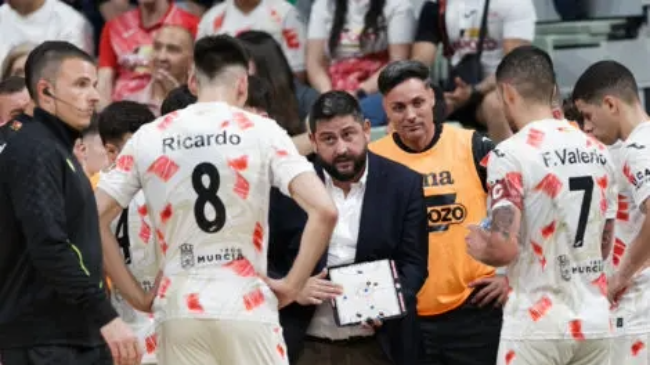 Josan imparte instrucciones a los suyos durante el encuentro contra Córdoba. Josan imparte instrucciones a los suyos durante el encuentro contra Córdoba.