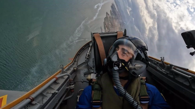 El piloto de motociclismo Pedro Acosta durante un vuelo acrobático en un C-101 de la Patrulla Águila. El piloto de motociclismo Pedro Acosta durante un vuelo acrobático en un C-101 de la Patrulla Águila.