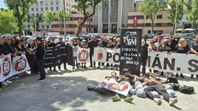 Vecinos de La Unión protestan frente al Ministerio para la Transición Ecológica. Vecinos de La Unión protestan frente al Ministerio para la Transición Ecológica.