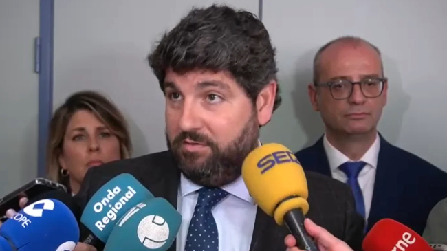 El presidente de la Región de Murcia, Fernando López Miras, atiende a los medios de comunicación.