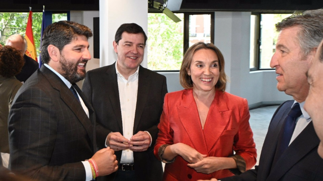 El presidente de la Región de Murcia, Fernando López Miras, la presidenta de la Junta de Extremadura, María Guardiola, la alcaldesa de Santander, Gema Igual, y el portavoz del PP en el Ayuntamiento de Barcelona, Dani Sirera. El presidente de la Región de Murcia, Fernando López Miras, la presidenta de la Junta de Extremadura, María Guardiola, la alcaldesa de Santander, Gema Igual, y el portavoz del PP en el Ayuntamiento de Barcelona, Dani Sirera.