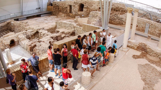Turistas visitan el Foro Romano. Turistas visitan el Foro Romano.