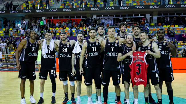 Los jugadores del Odilo celebran la clasificación para los plaloffs de ascenso a la Liga Endesa. Los jugadores del Odilo celebran la clasificación para los plaloffs de ascenso a la Liga Endesa.