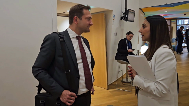 La consejera Sara Rubira con el comisario de Agricultura y Desarrollo Rural, Christophe Hansen, en Bruselas.