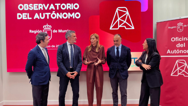 La consejera de Empresa, Empleo y Econom&iacute;a Social, Marisa L&oacute;pez Arag&oacute;n, junto con el secretario general de ATA, Jos&eacute; Luis Perea, durante la presentaci&oacute;n del Observatorio del Aut&oacute;nomo.