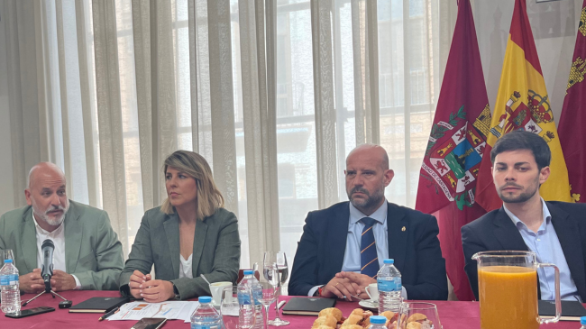 De izq a dcha: Concejal de Litoral y portavoz de VOX,Gonzalo L&oacute;pez Pretel; Alcaldesa de Cartagena, Noelia Arroyo; Concejal de Presidencia e Infraestructura, Diego Ortega Madrid; Concejal de Educaci&oacute;n y Hacienda, Ignacio J&aacute;udenes