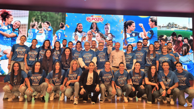Los integrantes del Alhama Club de Fútbol ElPozo junto al equipo directivo de la compañía de alimentación. Los integrantes del Alhama Club de Fútbol ElPozo junto al equipo directivo de la compañía de alimentación.