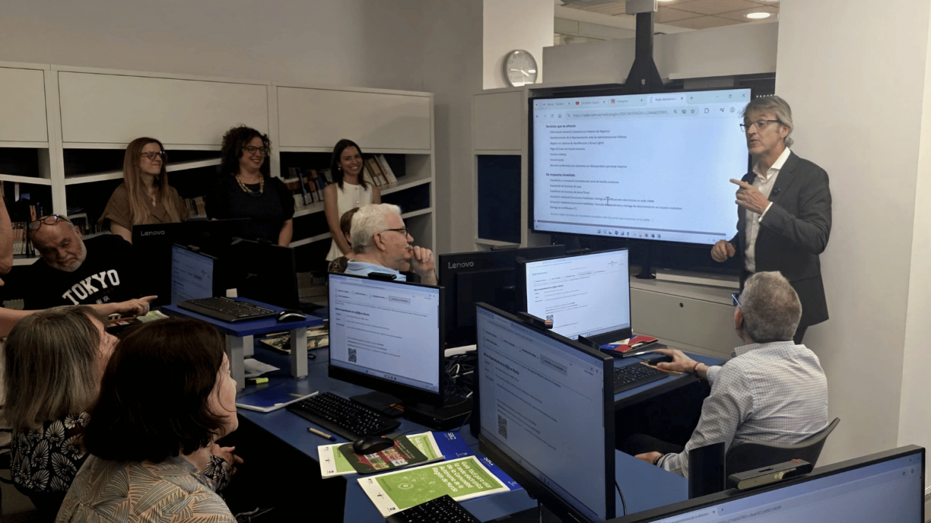 El consejero de Economía, Hacienda, Fondos Europeos y Transformación Digital, Luis Alberto Marín, se dirige a los participantes en el taller de formación digital para personas mayores - CARM El consejero de Economía, Hacienda, Fondos Europeos y Transformación Digital, Luis Alberto Marín, se dirige a los participantes en el taller de formación digital para personas mayores - CARM