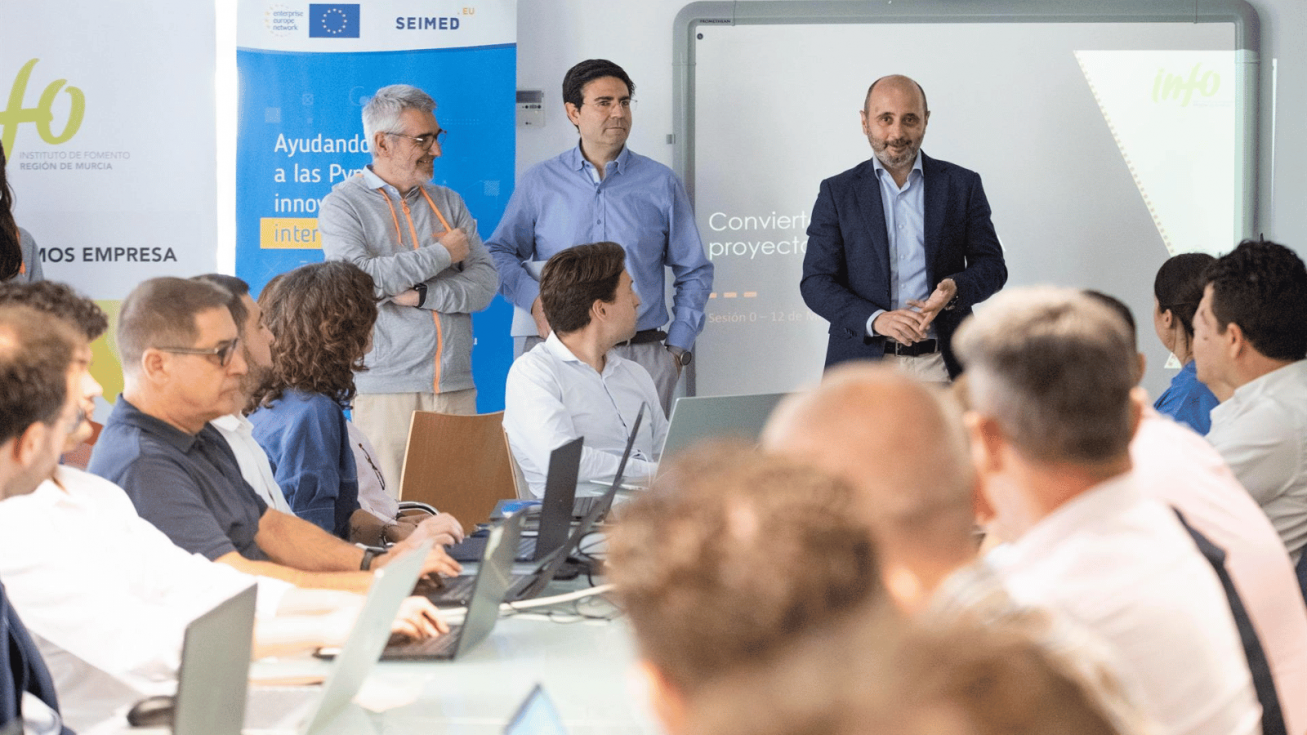 Asistentes al programa pr&aacute;ctico 'Convierte tus retos de innovaci&oacute;n en proyectos reales usando IA', enmarcado en la iniciativa 'Info Proyecta IA' - CARM
