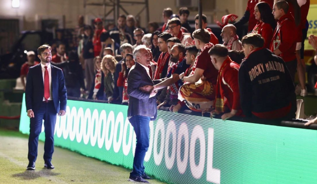 Felipe Moreno celebra la salvaci&oacute;n con la afici&oacute;n desplazada a Torremolinos / LOF