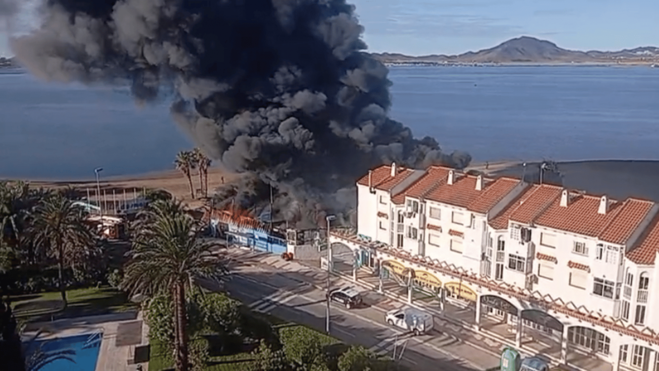 Una gran columna de humo alerta a La Manga tras el incendio del ZM Isla del Ciervo