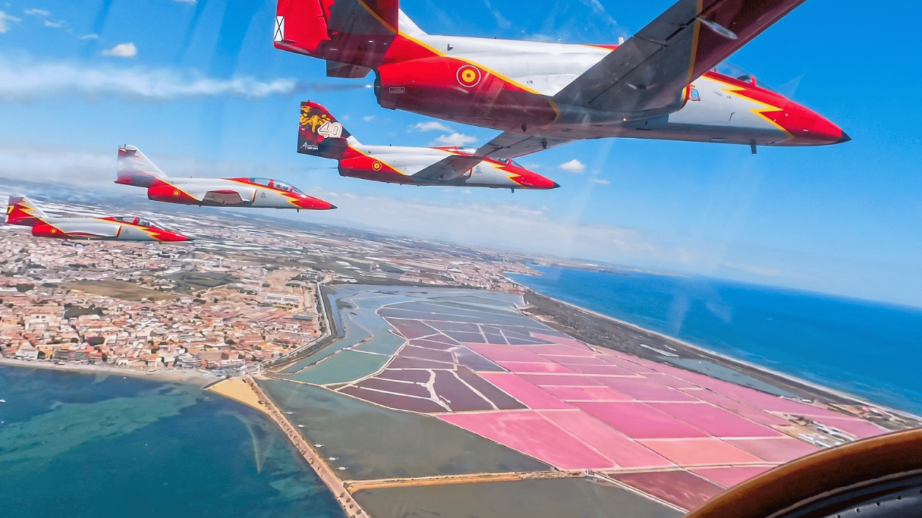 La aplicaci&oacute;n permite ver tanto la costa del Mar Menor como el resto de aviones desde el punto de vista de un piloto de la patrulla acrob&aacute;tica - CARM