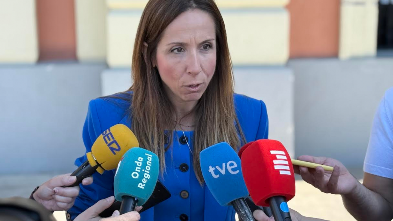 La edil socialista en el Ayuntamiento de Murcia, Esther Nevado, atiende a los medios de comunicación. La edil socialista en el Ayuntamiento de Murcia, Esther Nevado, atiende a los medios de comunicación.