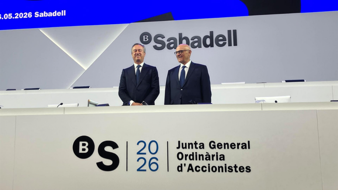 El consejero delegado saliente de Banco Sabadell, C&eacute;sar Gonz&aacute;lez-Bueno, y el presidente, Josep Oliu.
