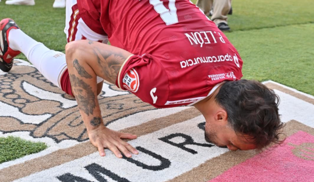 Pedro León besando el escudo tras ser cambiado en su último partido como profesional Pedro León besando el escudo tras ser cambiado en su último partido como profesional