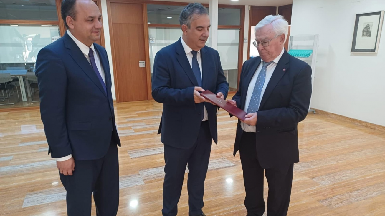 El consejero de Medio Ambiente, Universidades, Investigaci&oacute;n y Mar Menor, Juan Mar&iacute;a V&aacute;zquez, entreg&oacute; el anteproyecto de la Ley de Universidades al presidente del Consejo Econ&oacute;mico y Social de la Regi&oacute;n de Murcia,